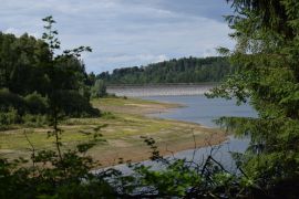 Der Wasserstand der Aabachtalsperre singt kontinuierlich. (© Foto: Kreis Paderborn)